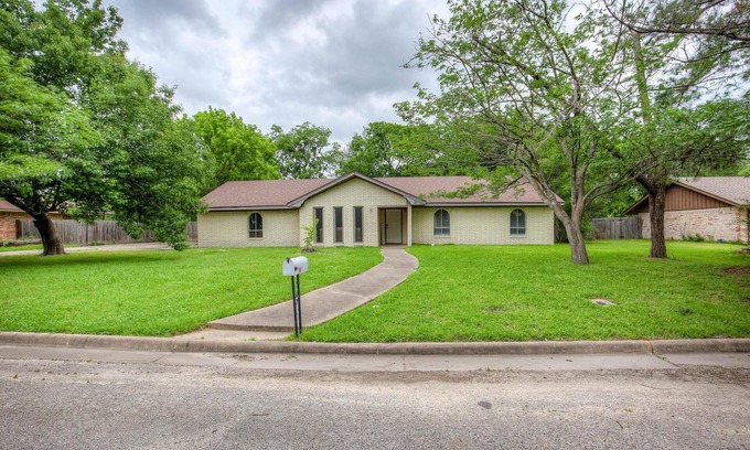 Commerce House | 3 bed 2 bath near the College