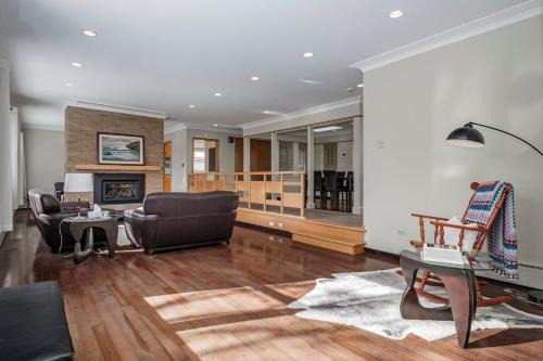 Waterford Valley House | 3 Bed 2 Bath Retro-Chic Comfort on the Crescent