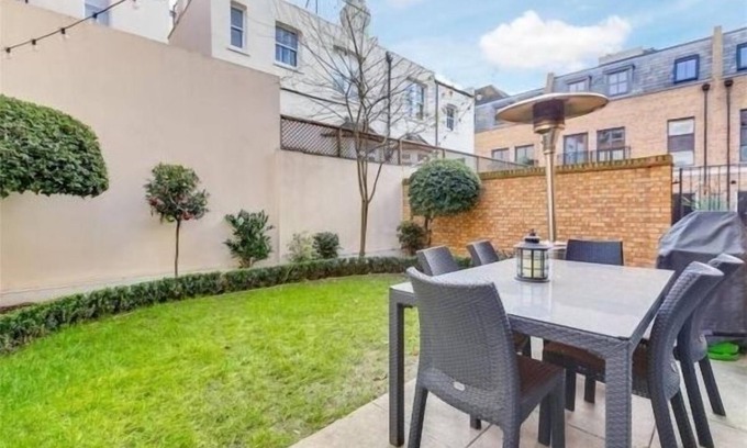 Sands End House | 3 Bed 3.5 Bath Mews House with Private Garden, BBQ, Luxury Amenities, King Beds