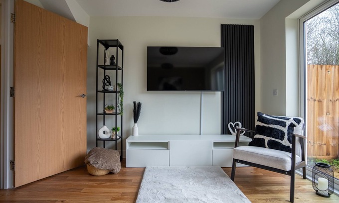 Merstham House | 3 Bed | 3 Bath | Relocation | Trades | Long Stays