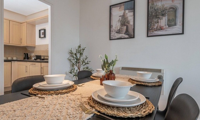 Morley Apartment | 3-Bed Apt near M62, Leeds, with Parking and Wifi,– Ideal for 6 Contractors
