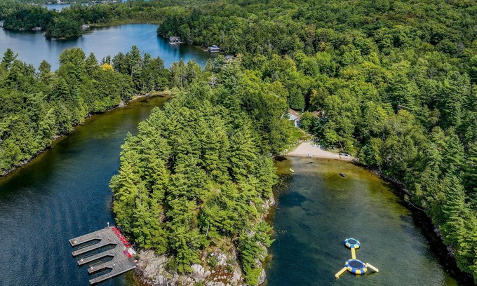 Muskoka Lakes Cottage | 3 bed + loft 3 bath cottage on Lake Rosseau! Hot Tub! BBQ!