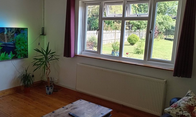 Carshalton South and Clockhouse Cottage | 3-Bed Cottage in Quiet & Green Wallington
