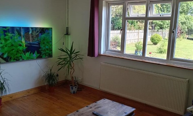 Carshalton South and Clockhouse House | 3-Bed Cottage in Quiet & Green Wallington