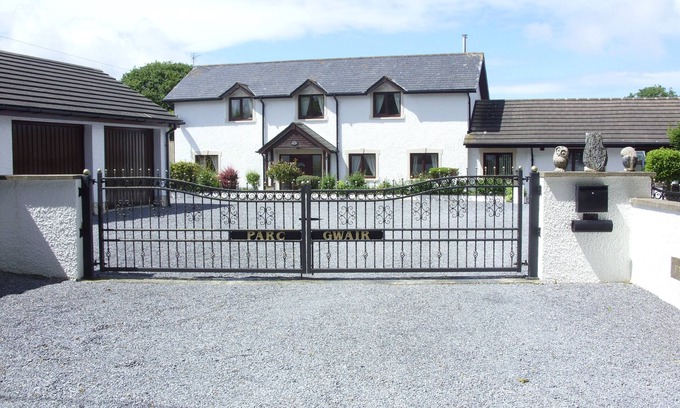 Llandyssiliogogo House | 3 Bed Cottage with Hot Tub/Games Room Nr New Quay