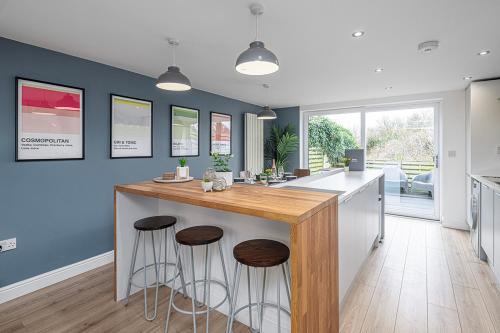 Llanfaelog House | 3 BED-EN-SUITE-PRIVATE-PARKING- Near RHOSNEIGR