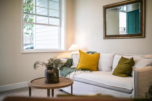 Christchurch Apartment | 3 Bed Family Retreat Classic Charm With Park Views