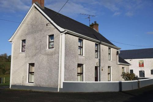 Strabane House | 3 Bed Farmhouse - Sleeps 6 - Wifi - Parking