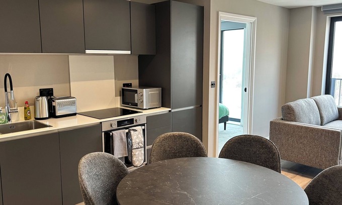 Leeds Apartment | 3 Bed Flats near Station & City Centre - Sleeps 6