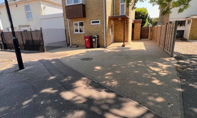Slough House | 3 bed home Slough,private drive,near Heathrow,motorway,Legoland
