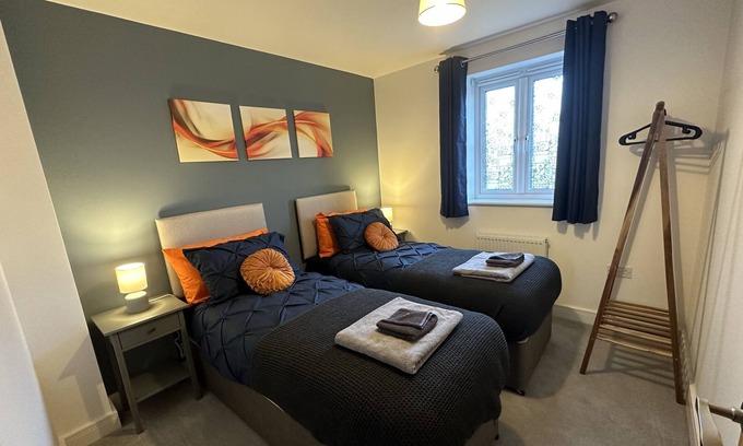 Bletchley House | 3 Bed House | Business or Leisure | Free Parking