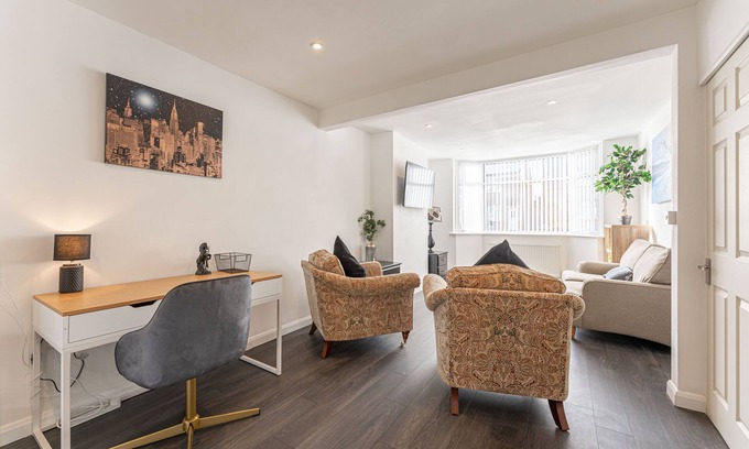 Wyken House | 3 Bed House Coventry . Serviced Accommodation available for longer bookings