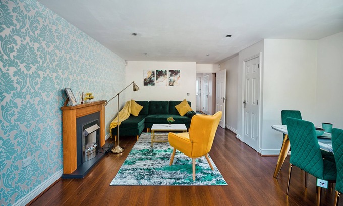 Pinkwell House | 3 Bed House in Hayes & Heathrow