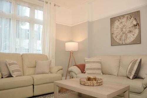 Bowes House | 3 Bed House in the heart of Palmers Green, London