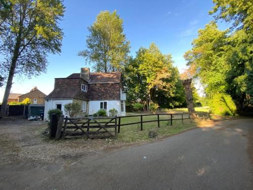 Bletchingley House | 3 bed house near Gatwick and Redhill