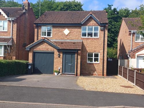 Uttoxeter House | 3 Bed House - Sleeps 5 - Pets - Parking