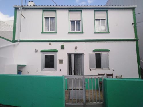 Corme Porto House | 3 Bed House Sleeps 6 with Pet-Friendly Garden