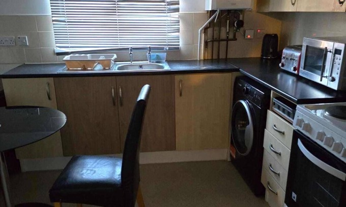 Bletchley House | 3 Bed House- Sleeps 6 - Parking - Wifi