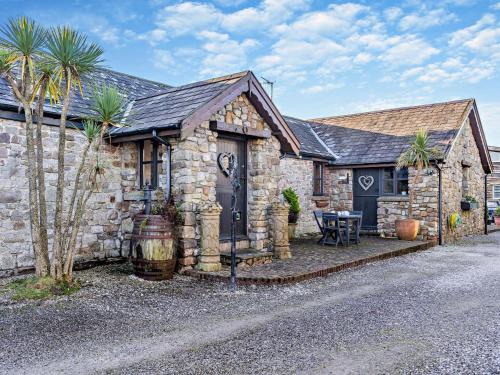 Crynant House | 3 Bed in Gower 93942