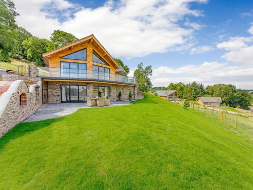 Montgomery House | 3 Bed in Montgomery 88641