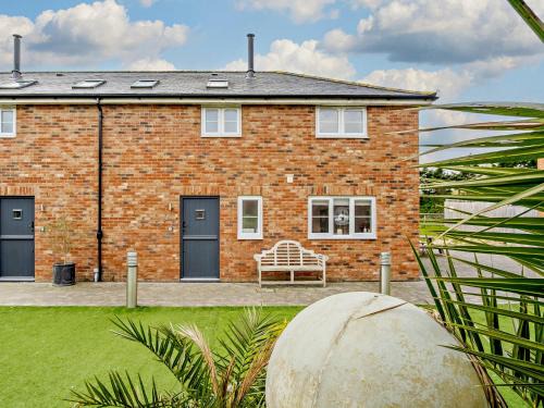 Newport House | 3 Bed in Newport 90253