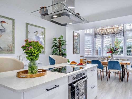 Shanklin House | 3 Bed in Shanklin 92053