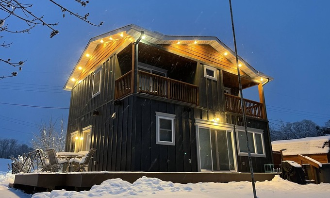 Lindstrom Cottage | 3 Bed Lake House with Balconies and HOT TUB