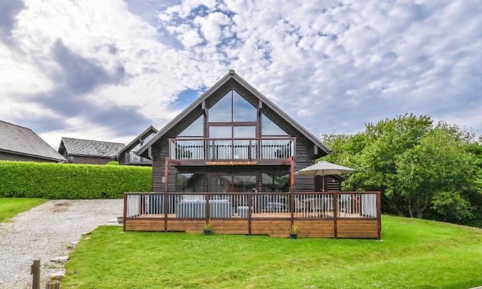 Winnard's Perch Cabin | 3 bed Luxury Lodge, Nr. Padstown(with private EV charger)nn