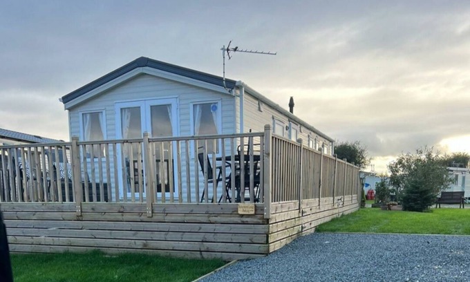 Crowle Cabin | 3 Bed New Lodge, Sleeps 4, Pets Welcome