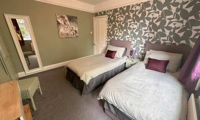 Chelmsford House | 3 bed Private Drive Fast Wifi close to town centre