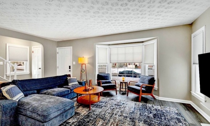 South Euclid House | 3 bed S EuclidnNEW ON VRBO DISCOUNTED PRICE, EXCELLENT REVIEWS OTHER PLATFORMS