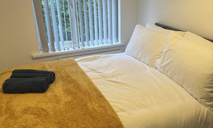 Wolverhampton House | 3 Bed-Sleeps 5- Garden-Pets-Parking