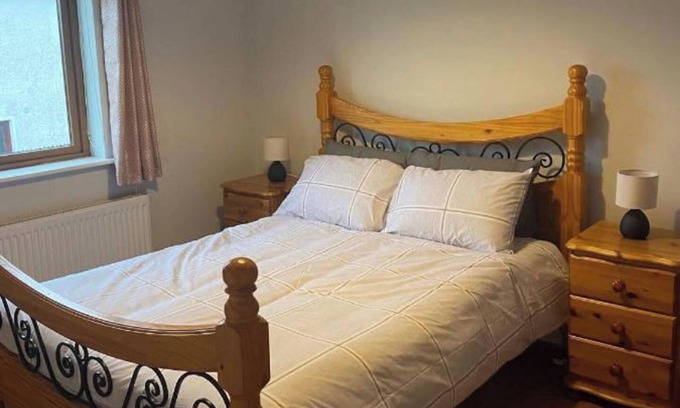Dromahair House | 3 Bed-Sleeps 5-Garden-Parking-Pets