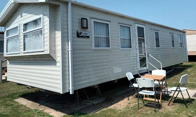 Great Yarmouth Cabin | 3 Bed, Sleeps 8 Caravan, California Cliffs Park