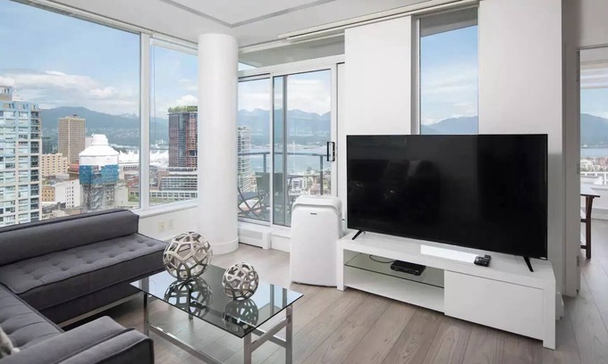 Chinatown Condo | 3 bed Subpenthouse Ocean&Mountain View-Downtown