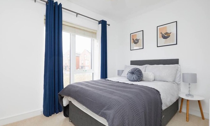 Derby House | 3 Bed Townhouse Haven - Steps from Royal Derby Hospital, Driveway Parking