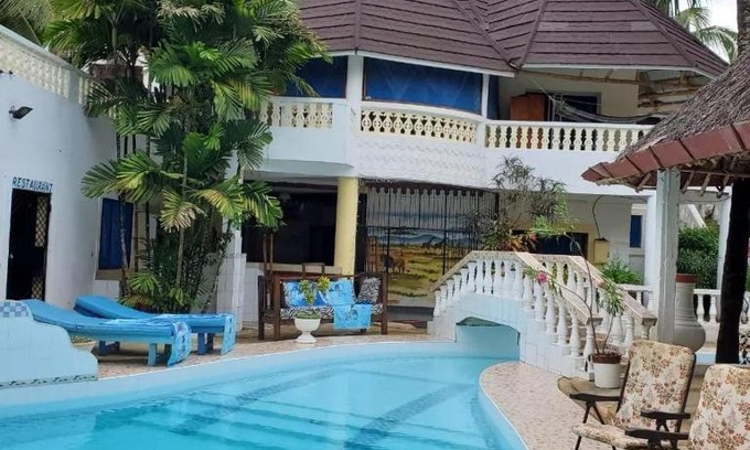Galu Beach Villa | 3 Bed Villa - Sleeps 6 - Wifi - Parking