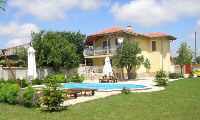 Dobrich Villa | 3 bed villa (sleeps 6-8), heated pool, a/c, garden, village location, by sea