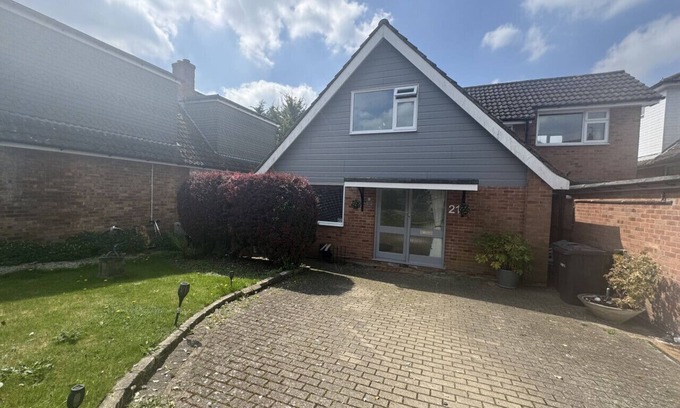 Marlow House | 3 Bed with parking ideal for families