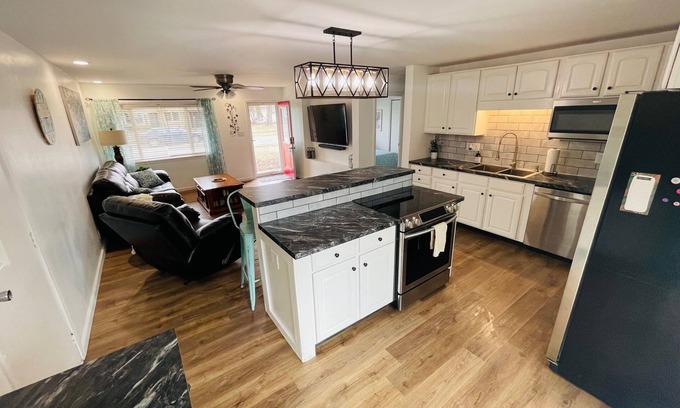 Muncie House | 3 bedroom 1.5 bath house. Walkable to BSU and many restaurants, ping pong table
