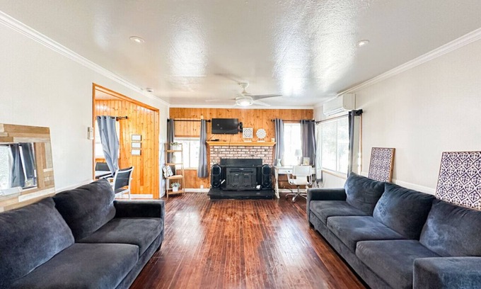 Visalia House | 3 bedroom, 1 bath home that is located on the country side of Visalia near freeway 99.