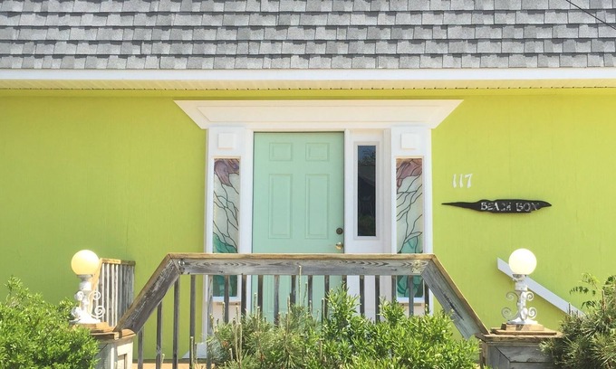 Surf City House | 3-bedroom, 2 1/2 Bath, A/C, Sleeps Up to 8 (10 houses from beach!)