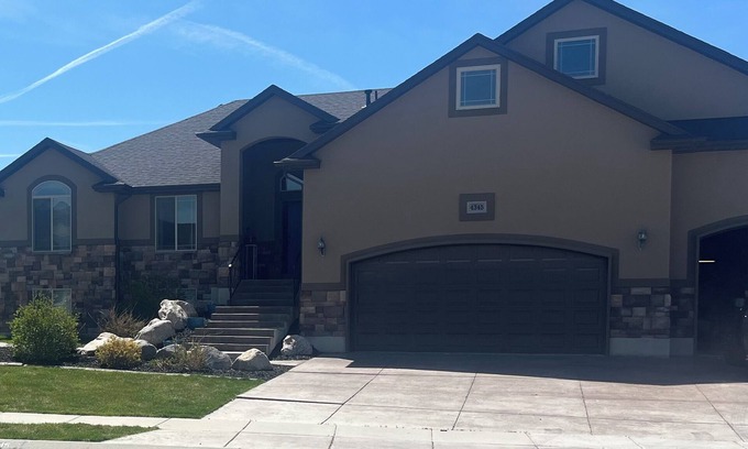Hooper House | 3 Bedroom 2.5 bath main level Home with Hot Tub