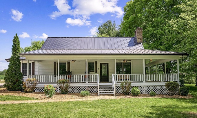 McMinnville House | 3 bedroom, 2.5 bath house close to local entertainment.