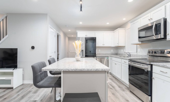 Farmington Hills House | 3 Bedroom 2 Bath House in Farmington Hills