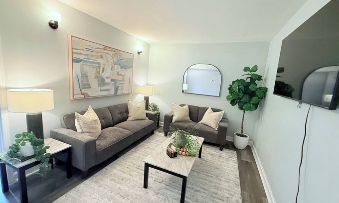 Oak Park Apartment | 3-bedroom, 2 bath apartment, parking included-25 min to downtown Chicago