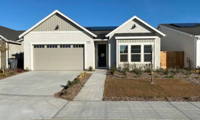 Raisin House | 3 Bedroom 2 Bath Home. Clean, Comfortable and Cozy in a Safe Neighborhood.