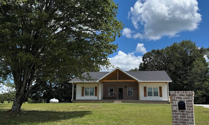Dickson House | 3 bedroom 2 bath home in west Dickson with beautiful views!