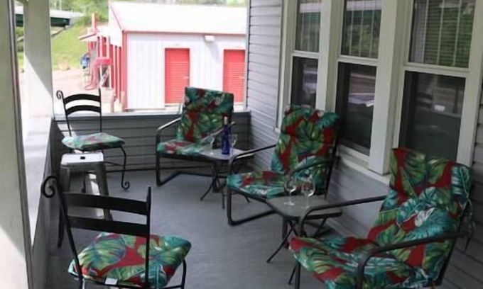 Athens House | 3 Bedroom, 2 Bath, Porch, FREE Wi-Fi, Washer/Dryer