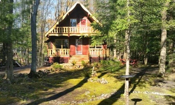 Tiny Ski Chalet | 3 bedroom, 2 bathroom chalet; 3 minute walk to pristine beach; dog friendly